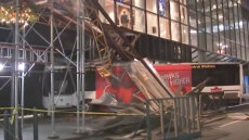 Λεωφορείο έπεσε σε σκαλωσιά κτιρίου στο κέντρο του Μανχάταν, τραυματίστηκε ο οδηγός, δείτε βίντεο