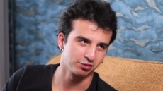 Θάνος Μικρούτσικος: Προσπαθώ να μη σκέφτομαι το βαρύ όνομα που κουβαλάω, δήλωσε ο γιος του