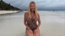 Η Χριστίνα Παππά ποζάρει με μαγιό σε εξωτική παραλία