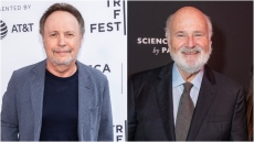 Μπίλι Κρίσταλ: Συντετριμμένος έξω από το σπίτι όπου δολοφονήθηκε ο Ρομπ Ράινερ και η σύζυγός του