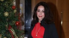 Βούλα Πατουλίδου για τα πρώτα Χριστούγεννα χωρίς τον σύζυγό της:  Όση χρυσόσκονη και αν ρίξεις, η απουσία κάθεται εκεί