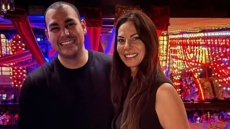 Ο Χρίστος Κούγιας διασκέδασε με τη μητέρα του και μεγάλη παρέα σε νυχτερινό κέντρο για τη γιορτή του