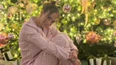 Η Τζένιφερ Λόπεζ φωτογραφίζεται μπροστά στο χριστουγεννιάτικο δέντρο του σπιτιού της