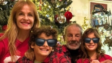 Σταύρος Ξαρχάκος: Η σπάνια φωτογραφία με την Ηρώ Σαΐα και τα δίδυμα παιδιά τους μπροστά από το χριστουγεννιάτικο δέντρο