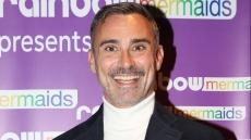 Γιώργος Καπουτζίδης: Όταν μεγάλωνα, δεν υπήρχε καμία ιστορία σαν τις «Σέρρες», ήταν ντροπή να δεις έναν άντρα να αγαπά έναν άλλον άντρα