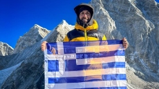 Ο Ηλίας Βρεττός αποχαιρετά το 2025 με φωτογραφίες από την ανάβασή του στα Ιμαλάια: «Η κορυφαία μου στιγμή»