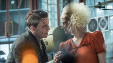 Κυκλοφόρησε το τρέιλερ της ταινίας The Bride σε σκηνοθεσία της Μάγκι Τζίλενχαλ
