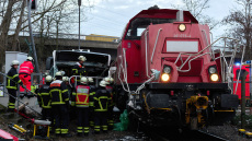 Ένας νεκρός από σύγκρουση τρένου με λεωφορείο στο λιμάνι του Αμβούργου, δείτε φωτογραφίες