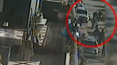 Ερέτρια: Η στιγμή που ομάδα νεαρών κυνηγά τον 16χρονο πριν τον ξυλοκοπήσει άγρια για ένα κορίτσι - Δείτε βίντεο