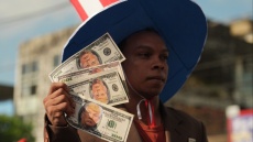 Απειλή για τη δημοκρατία: Πριν από το Νταβός, η Oxfam καταγγέλλει την αύξηση σε επίπεδο-ρεκόρ της περιουσίας των δισεκατομμυριούχων