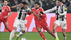 Champions League: Η Γιουβέντους 2-0 την Μπενφίκα «κλείδωσε» τα play off, η Μπαρτσελόνα 2-4 στην Πράγα, δείτε γκολ
