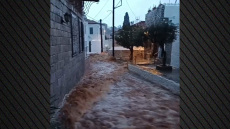 Προβλήματα και στην Ύδρα από την κακοκαιρία: Ορμητικός χείμαρρος περνάει μπροστά από σπίτια, δείτε βίντεο