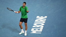 Φλέρταρε με την αποβολή του από το Australian Open ο Τζόκοβιτς: Χτύπησε τη μπάλα θυμωμένος και πέρασε ξυστά από το κεφάλι ball kid, βίντεο 