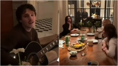 Ο Κρουζ Μπέκαμ τραγουδά με τη μητέρα του και τα υπόλοιπα μέλη των Spice Girls το Viva Forever, δείτε βίντεο