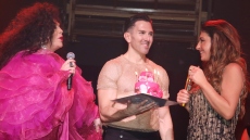 Έλενα Παπαρίζου: Έκπληξη στη σκηνή από τον Τάκη Ζαχαράτο για τα γενέθλιά της 
