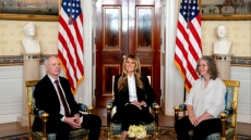 Η Μελάνια Τραμπ λέει ότι βρίσκεται σε επαφή με το περιβάλλον Πούτιν για την επιστροφή παιδιών στην Ουκρανία, δείτε βίντεο