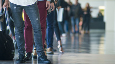 Aνεργία στους νέους: Για πρώτη φορά έπεσε κάτω από τον μέσο όρο της ΕΕ, στο 13% τον Δεκέμβριο