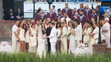 Κανονικός ο γάμος στο Super Bowl με τον Bad Bunny να υπογράφει το πιστοποιητικό, δείτε βίντεο