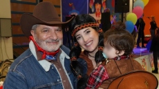 Ο Γιώργος Πατούλης ως καουμπόης και η Νάνσυ Κοιλού ως Ινδιάνα σε αποκριάτικη γιορτή