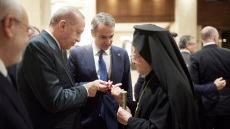 Τα παρασκήνια της συνάντησης Μητσοτάκη - Ερντογάν: Η γιγαντοοθόνη, τα κομπολόγια και η συζήτηση για τις κουζίνες Ελλάδας-Τουρκίας  