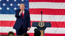 Τραμπ: Η ανατροπή του καθεστώτος στο Ιράν θα ήταν το καλύτερο που θα μπορούσε να συμβεί 