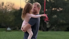 Η Μέγκαν Μαρκλ φωτογραφίζει τον πρίγκιπα Χάρι και την κόρη τους