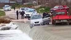 Οδηγός επιχείρησε να διασχίσει ρέμα στην Αλεξανδρούπολη με το αυτοκίνητο και εγκλωβίστηκε, δείτε βίντεο 