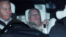 Αφέθηκε ελεύθερος ο Άντριου: Σοκαρισμένος έφυγε από το Τμήμα, δείτε τις πρώτες φωτογραφίες του έκπτωτου πρίγκιπα μετά τη σύλληψη