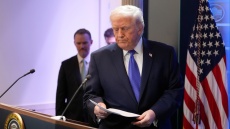 Μετωπική Τραμπ με το Ανώτατο Δικαστήριο: Παγκόσμιος δασμός 10%, η επόμενη ημέρα της απόφασης και η «ντρίμπλα» του Αμερικανού προέδρου