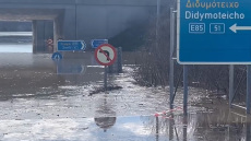 Ο Έβρος δοκιμάζεται από τις πλημμύρες: Τα νερά κάλυψαν μέχρι και τις πινακίδες στον κόμβο του χωριού Λάβαρα, δείτε βίντεο