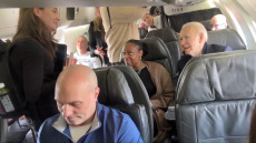 Ο Τζο Μπάιντεν πέταξε με εμπορική πτήση, χαιρέτισε διά χειραψίας επιβάτες, βίντεο