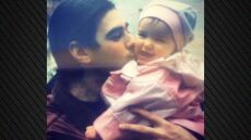 Ντούα Λίπα: Οι φωτογραφίες από την παιδική της ηλικία στην αγκαλιά του πατέρα της