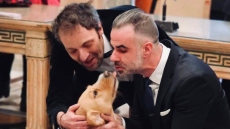 Ο Αύγουστος Κορτώ και ο σύζυγός του συμπλήρωσαν δύο χρόνια γάμου: Πάλι εσένα θα παντρευόμουνα, γράφει