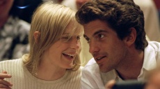 Ντάριλ Χάνα: Εκνευρισμένη με σειρά που παρουσιάζει τη σχέση της με τον Τζον Φ. Κένεντι Τζούνιορ