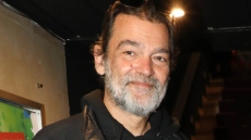 Κωνσταντίνος Καζάκος: Ο πατέρας μου έφαγε πόλεμο, όταν αποφάσισε να παντρευτεί ξανά μετά τον θάνατο της μητέρας μου
