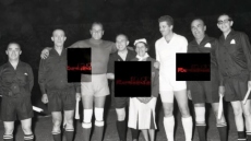 Ο Αυλωνίτης σε μία αδημοσίευτη φωτογραφία από φιλικό αγώνα ποδοσφαίρου με πρωταγωνιστές του ελληνικού σινεμά