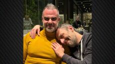 Αύγουστος Κορτώ: Ποιος κόσμος; Το σύμπαν μου είσαι, γράφει ποζάροντας στο πλευρό του συζύγου του