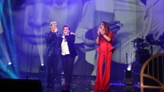 Η Ηρώ, η Έλενα Παπαρίζου και ο Τάκης Ζαχαράτος τίμησαν τον Γιώργο Μαρίνο επί σκηνής, δείτε βίντεο