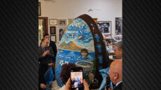 Οι Ναπολιτάνοι έφτιαξαν σοκολατένιο αυγό 350 κιλών και ύψους 2,5 μέτρων για να γιορτάσουν τα 100 χρόνια της Νάπολι, βίντεο