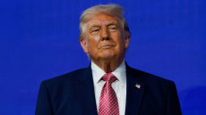 Ο Τραμπ δήλώνει πρόθυμος να τερματίσει τον πόλεμο χωρίς να ανοίξει ξανά το στενό του Ορμούζ - Εκρήξεις και διακοπές ρεύματος στην Τεχεράνη