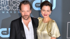 Η Μάγκι Τζίλενχαλ περιέγραψε πώς ένιωσε σκηνοθετώντας τον σύζυγό της σε ερωτική σκηνή με την Τζέσι Μπάκλεϊ
