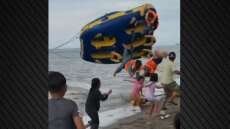 Δείτε βίντεο: Η στιγμή που επιβαίνοντες σε φουσκωτό εκτοξεύονται στον αέρα σε παραλία της Ινδονησίας, κινδύνευσαν παιδιά