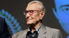 Γιάννης Βογιατζής: Φοβάμαι ότι δεν θα μπορέσω να ανέβω ξανά στη σκηνή του θεάτρου, λέει ο ηθοποιός που έκλεισε τα 100 