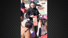 Παγκόσμια Ημέρα Ρομά: Αστυνομικοί μοίρασαν δώρα σε μαθητές δημοτικού στον Ασπρόπυργο για το Πάσχα