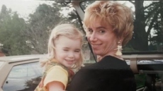 Λίλι Κόλινς: Η φωτογραφία από την παιδική της ηλικία στην αγκαλιά της μητέρας της