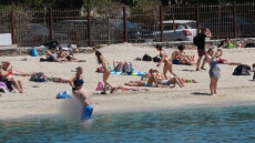 Πρώτες βουτιές για τους Αθηναίους με θερμοκρασίες που θύμισαν καλοκαίρι: Σε ποιες περιοχές της χώρας «άγγιξε» τους 30°C ο υδράργυρος, βίντεο 