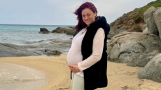 Η Μπάγια Αντωνοπούλου ποζάρει με φουσκωμένη κοιλιά με φόντο τη θάλασσα