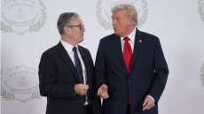 Τραμπ και Στάρμερ συζήτησαν την επείγουσα ανάγκη αποκατάστασης της ναυσιπλοΐας στα Στενά του Ορμούζ