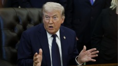  Δικαστής αμφισβητεί τη συνταγματικότητα της προσφυγής του Τραμπ εναντίον της αμερικανικής εφορίας