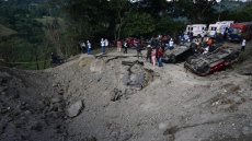 Τουλάχιστον 14 νεκροί σε βομβιστική επίθεση στην Κολομβία, από την ισχυρή έκρηξη άνοιξε κρατήρας στον δρόμο, δείτε βίντεο